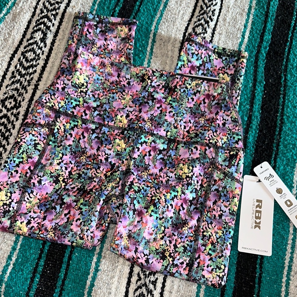 RBX *NWT* Women's Peached Tech Flex Floral Capri Leggings with Pockets